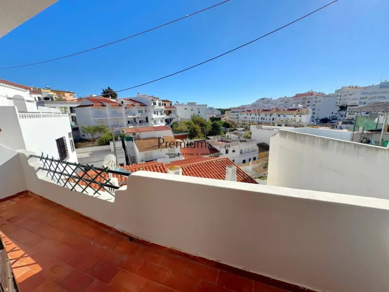 Apartamento T2 com vista mar situado perto do centro histórico de Albufeira.