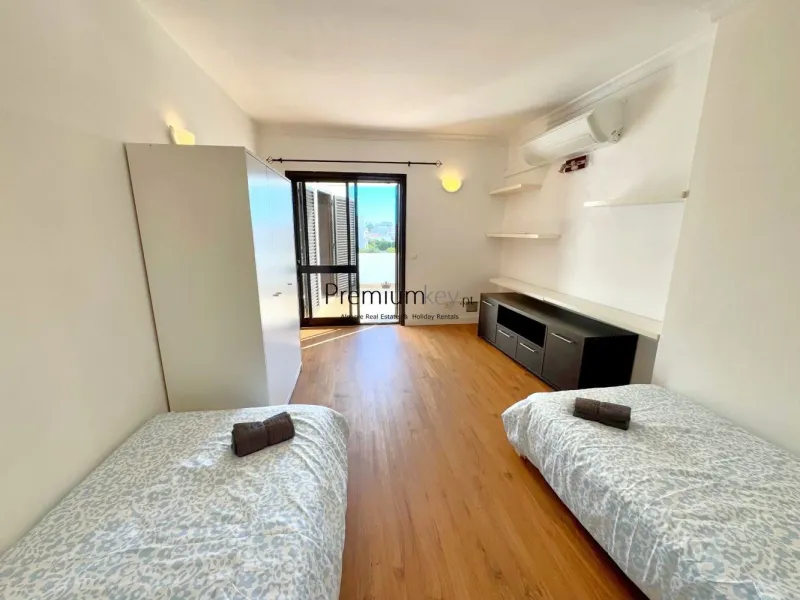 Apartamento T2 com vista mar situado perto do centro histórico de Albufeira.