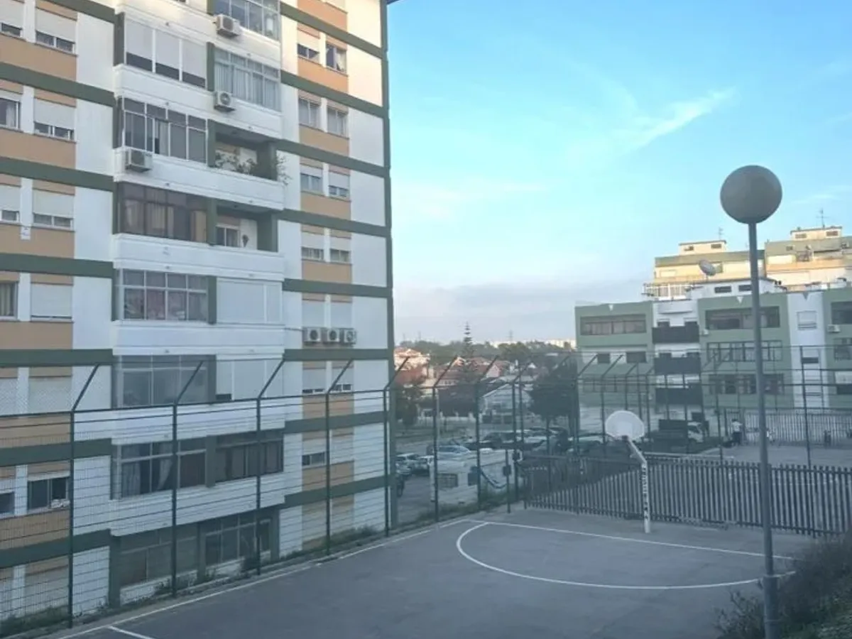 Acolhedor T1 na Sobreda em excelente estado de conservação e localização privilegiada