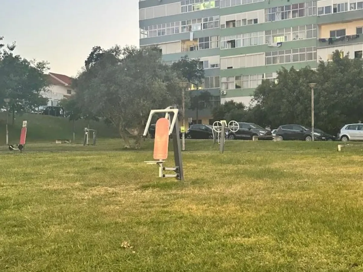 Acolhedor T1 na Sobreda em excelente estado de conservação e localização privilegiada