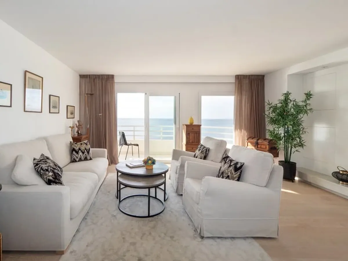 Frontline apartment with stunning sea views and terrace in El Molinar