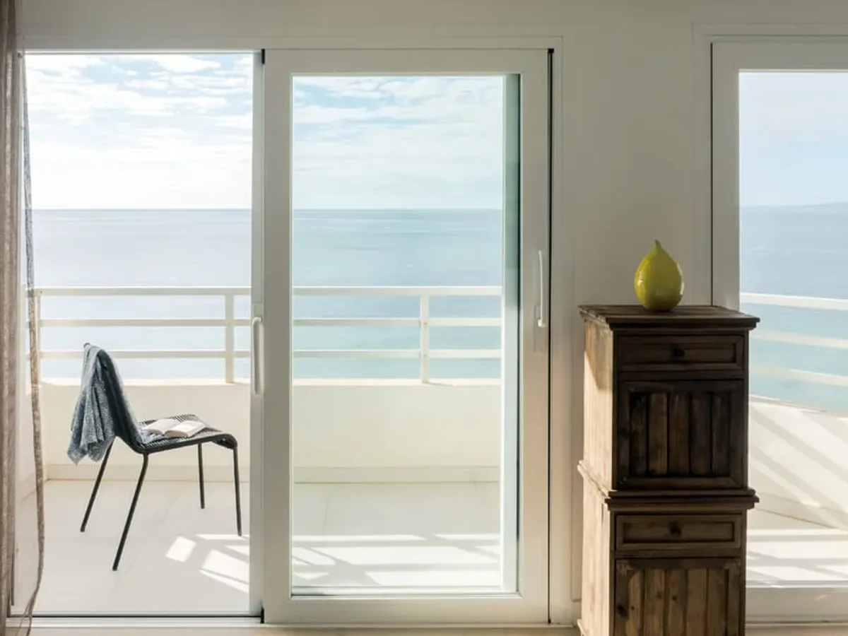 Frontline apartment with stunning sea views and terrace in El Molinar