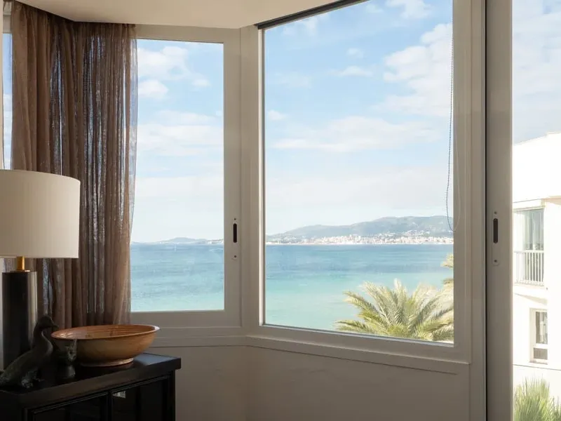 Frontline apartment with stunning sea views and terrace in El Molinar