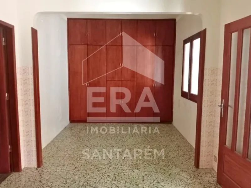 Moradia com Anexos, Quintal e Vista Panorâmica