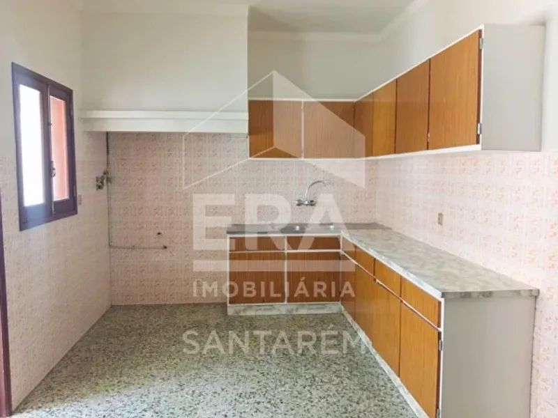 Moradia com Anexos, Quintal e Vista Panorâmica