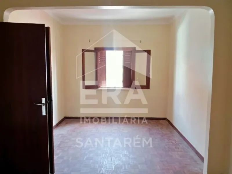 Moradia com Anexos, Quintal e Vista Panorâmica