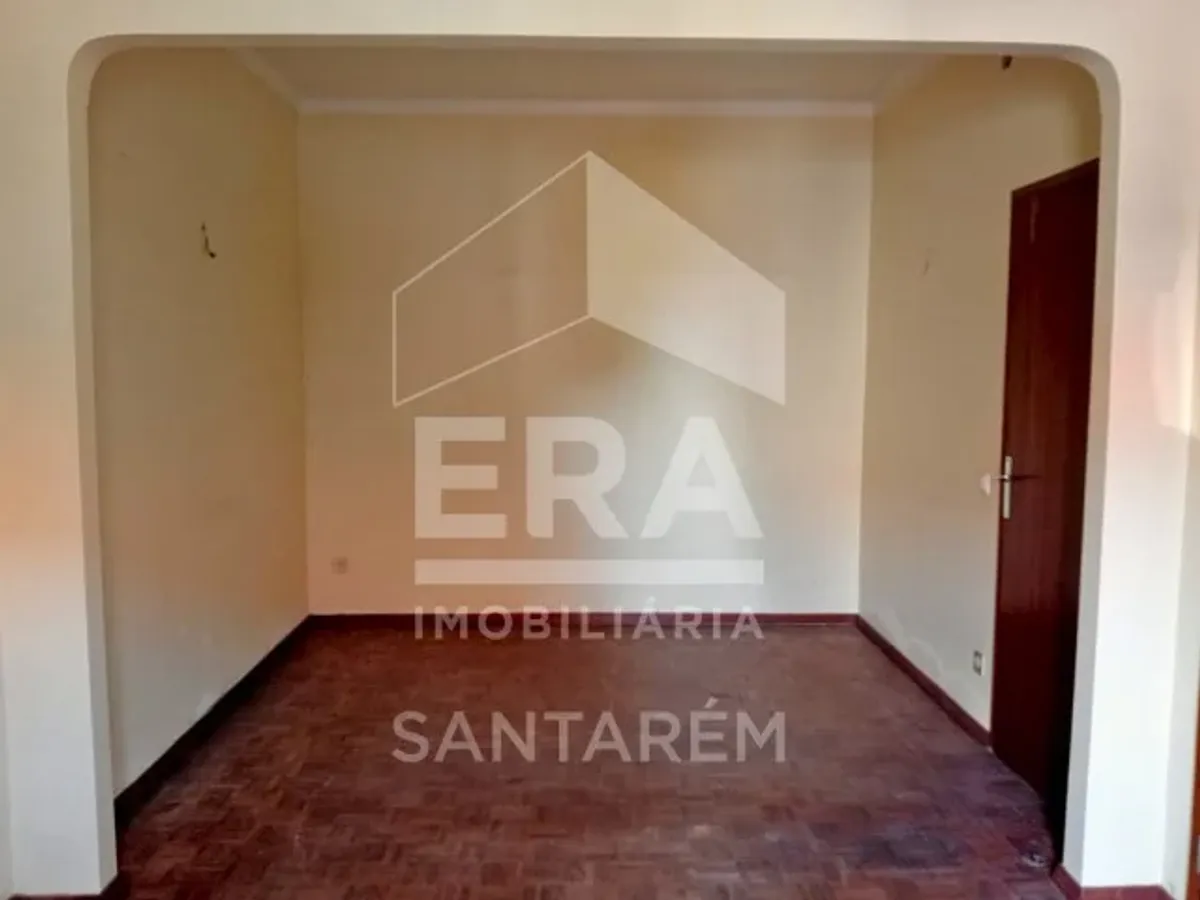 Moradia com Anexos, Quintal e Vista Panorâmica