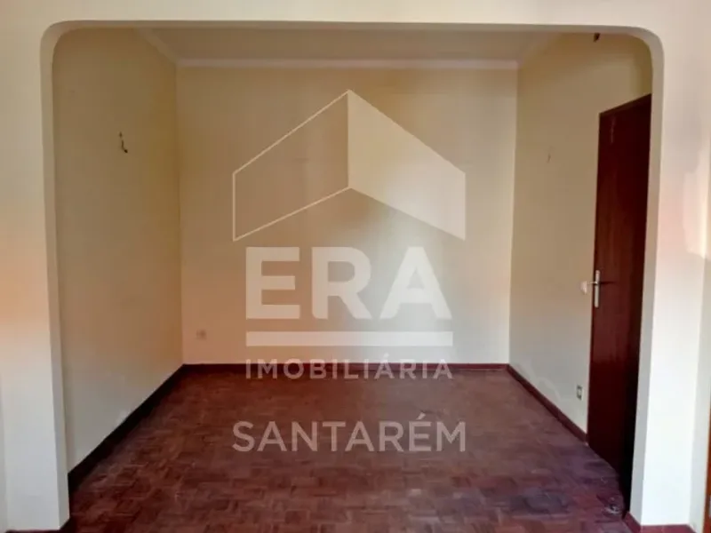 Moradia com Anexos, Quintal e Vista Panorâmica