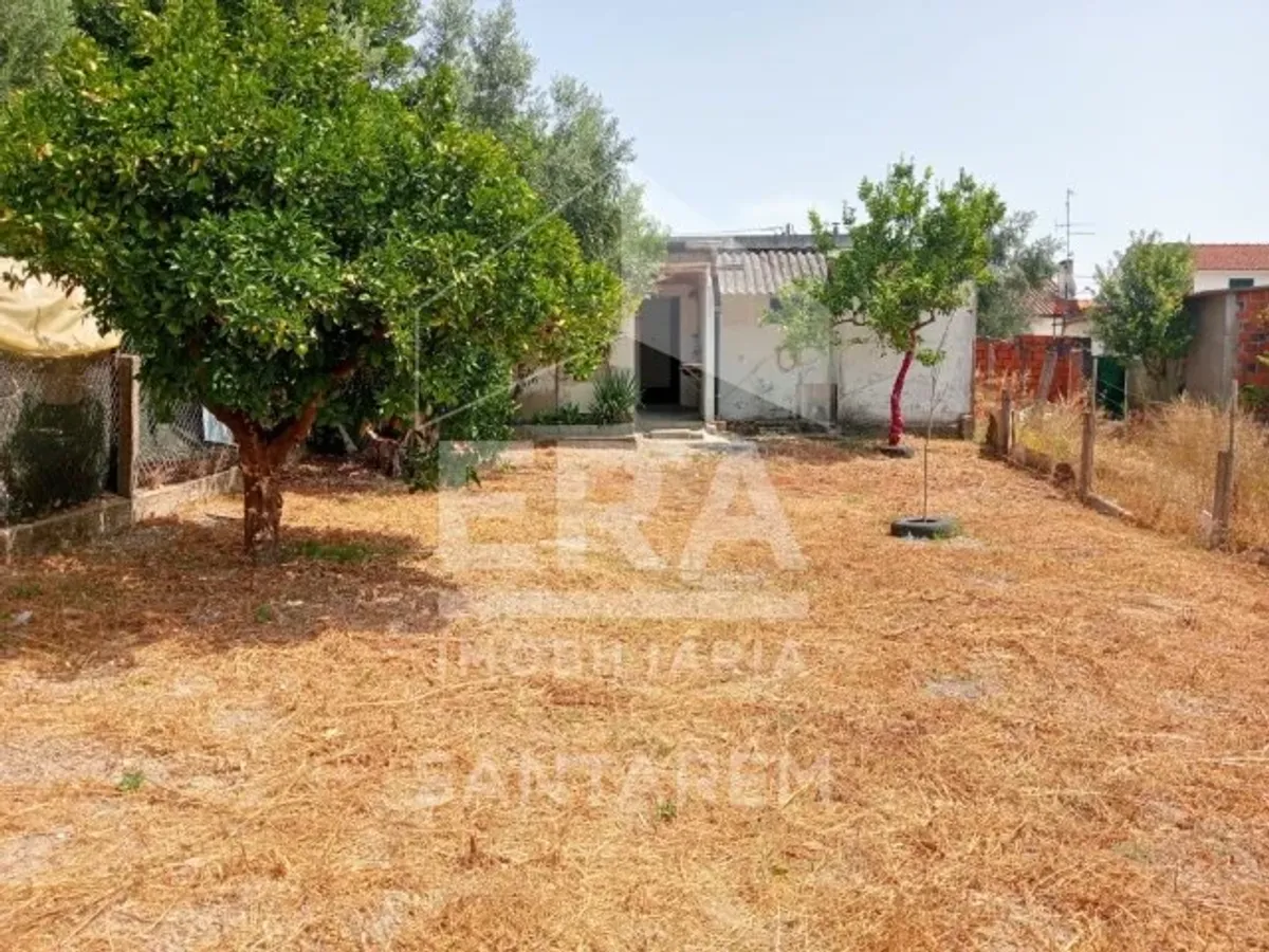 Moradia com Anexos, Quintal e Vista Panorâmica