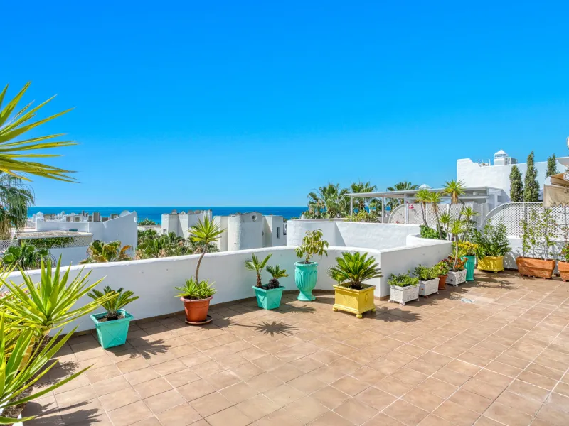 Impressive three bedroom, south facing duplex penthouse in the well-known and gated community Marbella Real