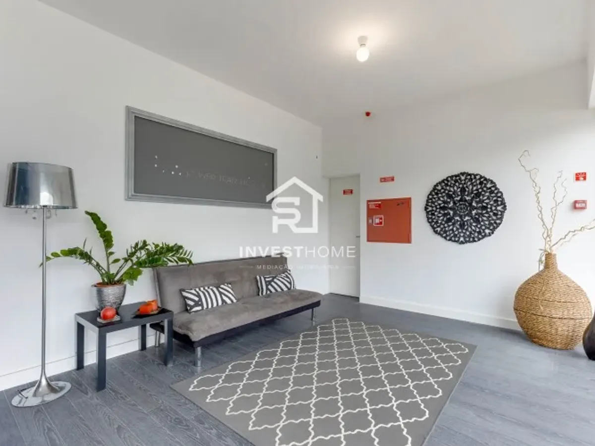 Armazém 241m2 | Zona Industrial Ermesinde | 2 Frentes | 2 Pisos