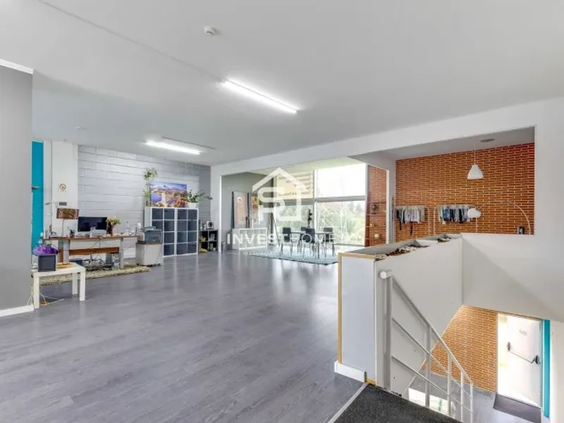 Armazém 241m2 | Zona Industrial Ermesinde | 2 Frentes | 2 Pisos