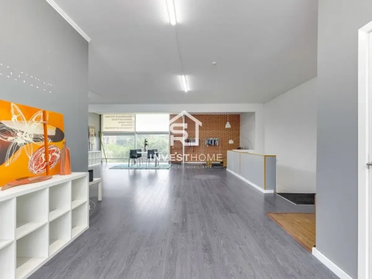 Armazém 241m2 | Zona Industrial Ermesinde | 2 Frentes | 2 Pisos