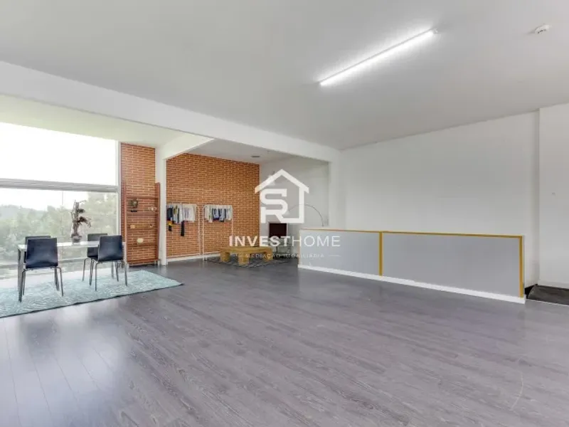 Armazém 241m2 | Zona Industrial Ermesinde | 2 Frentes | 2 Pisos