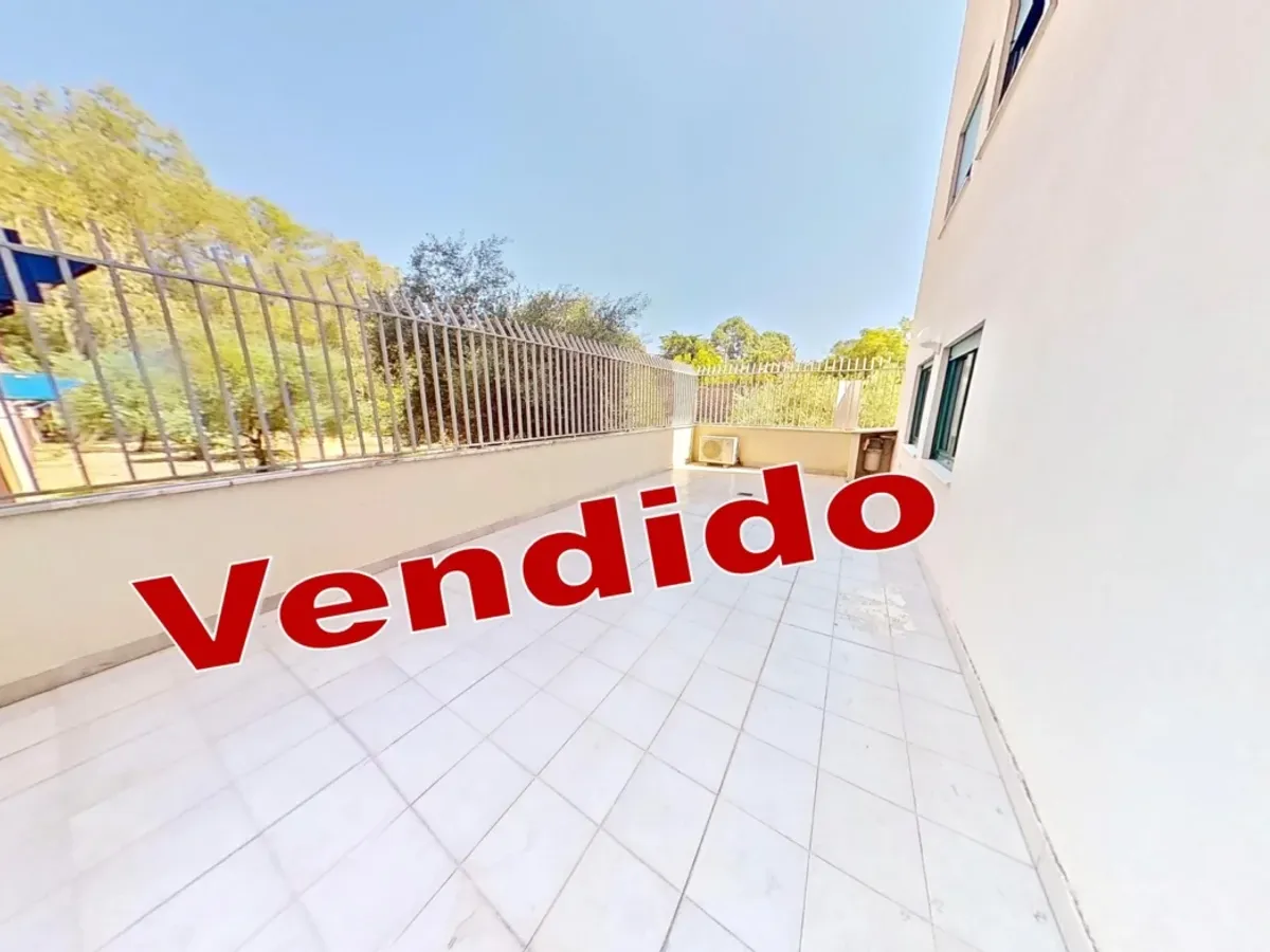 Apartamento de Luxo T1 Quinta das Conchas com box fechada e grande Terraço