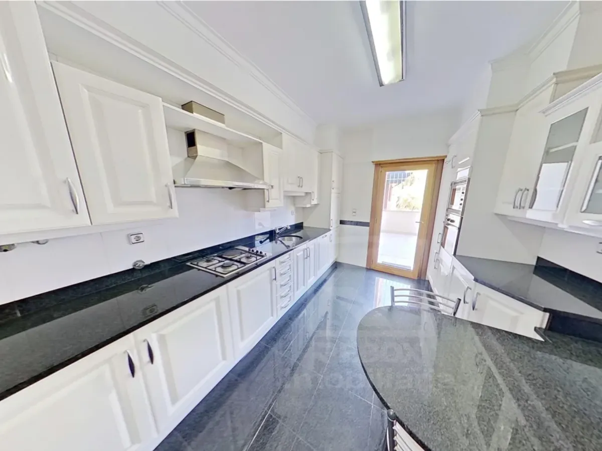 Apartamento de Luxo T1 Quinta das Conchas com box fechada e grande Terraço