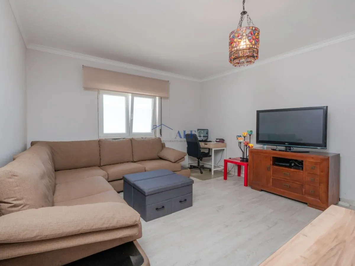 Apartamento T2 em Carcavelos, com arrecadação