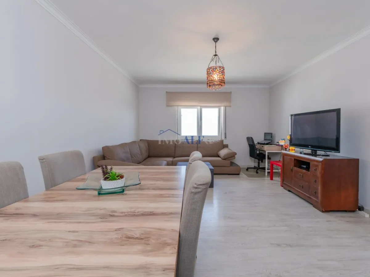 Apartamento T2 em Carcavelos, com arrecadação