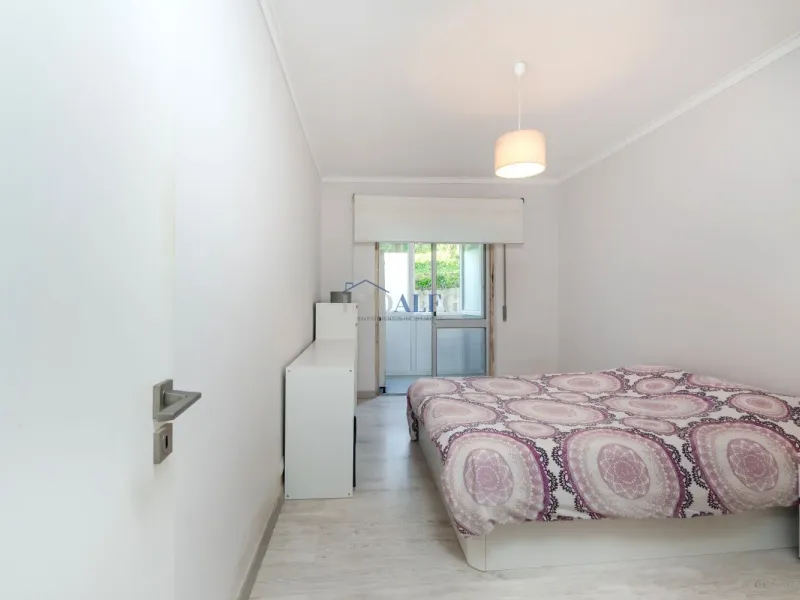 Apartamento T2 em Carcavelos, com arrecadação