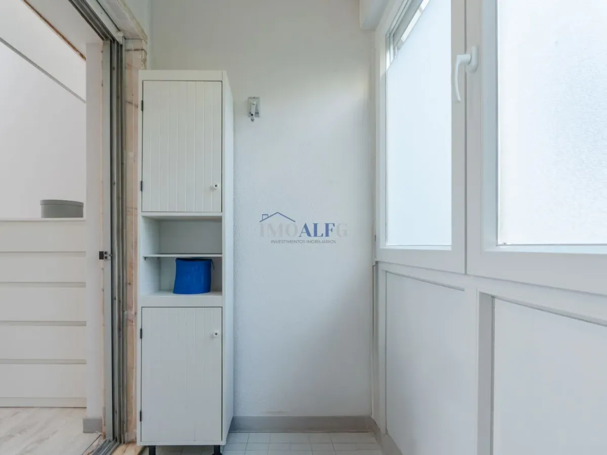 Apartamento T2 em Carcavelos, com arrecadação