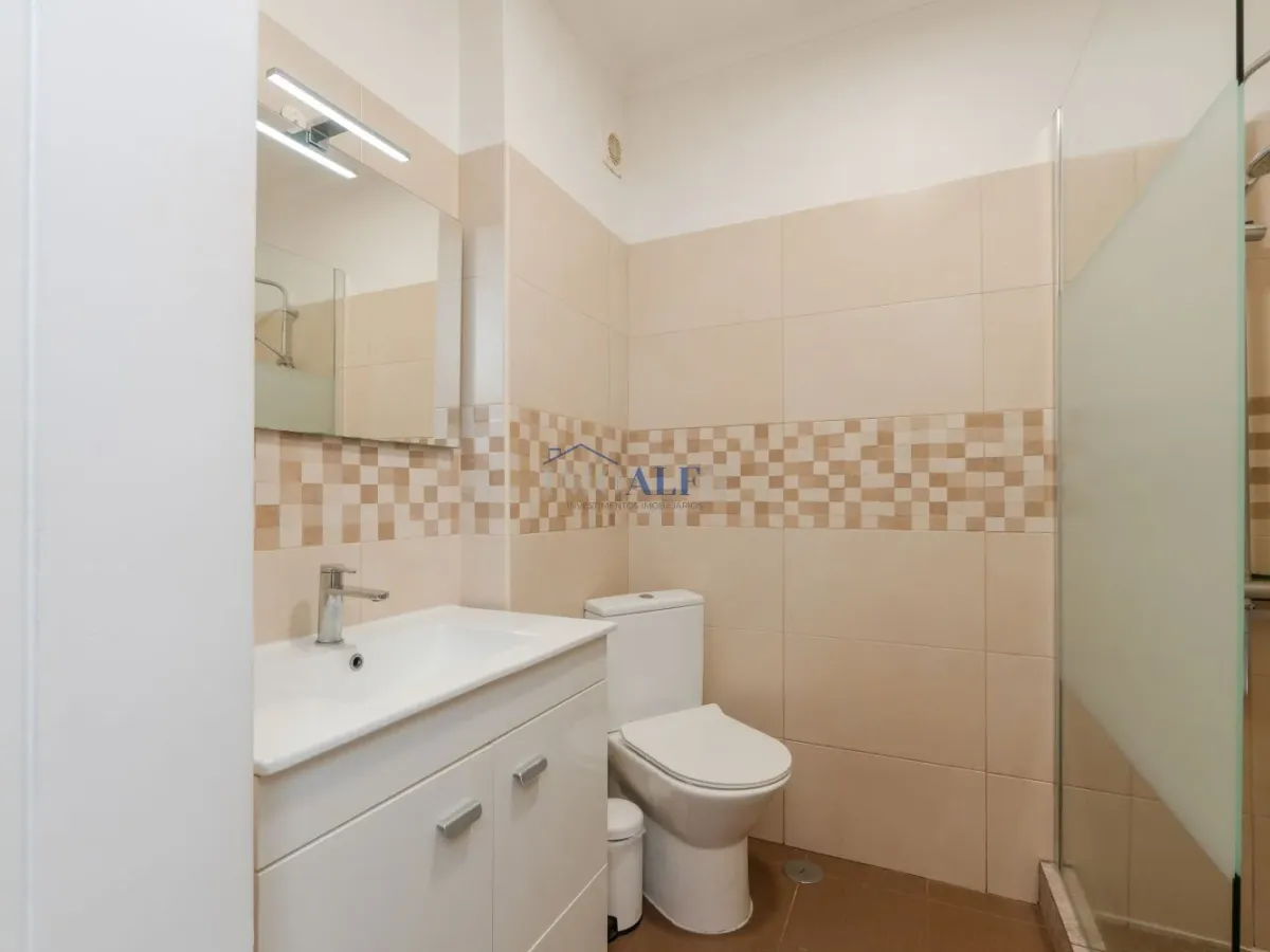 Apartamento T2 em Carcavelos, com arrecadação