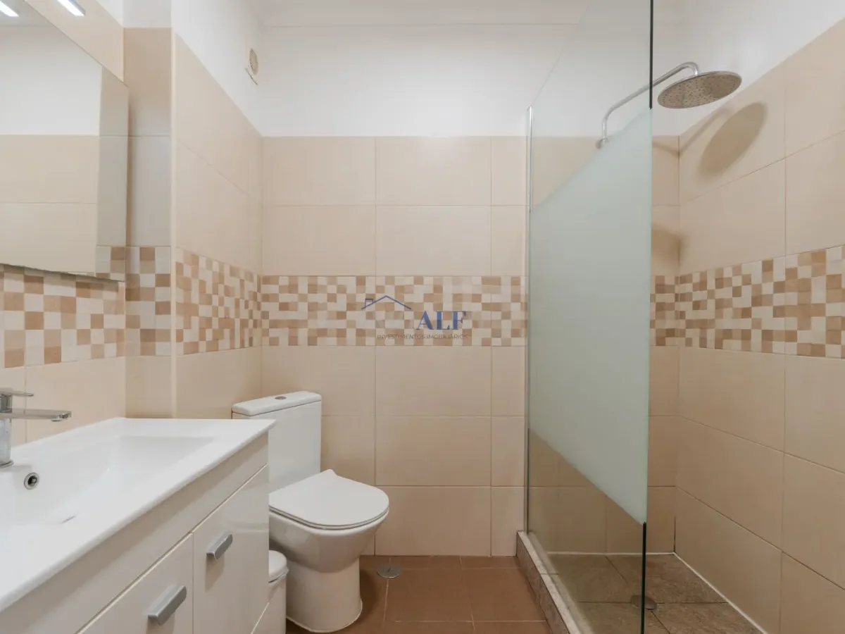 Apartamento T2 em Carcavelos, com arrecadação