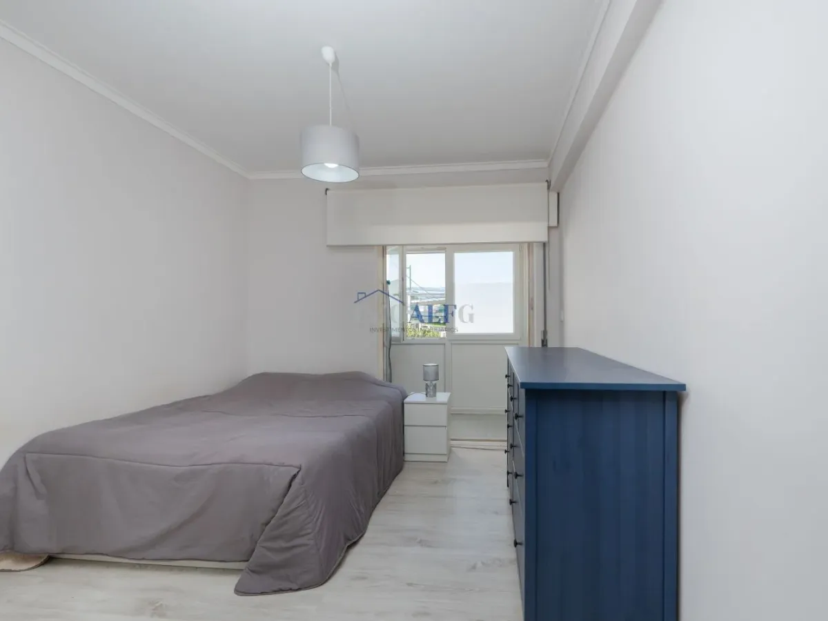 Apartamento T2 em Carcavelos, com arrecadação