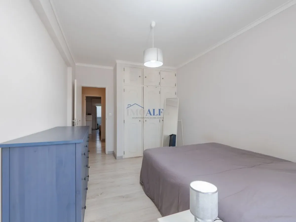 Apartamento T2 em Carcavelos, com arrecadação