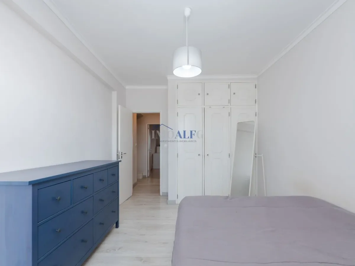 Apartamento T2 em Carcavelos, com arrecadação