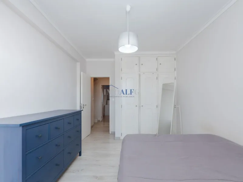 Apartamento T2 em Carcavelos, com arrecadação