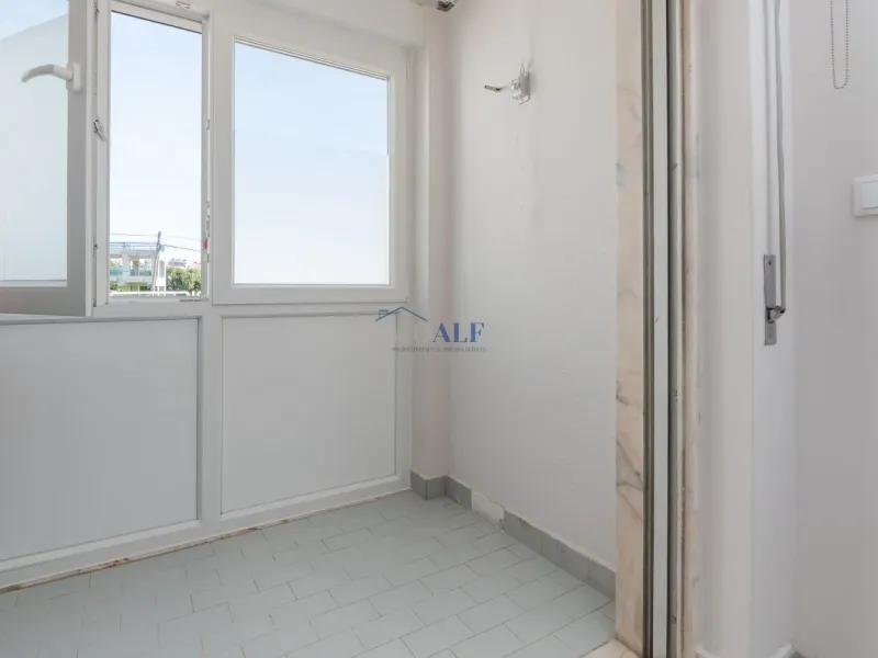 Apartamento T2 em Carcavelos, com arrecadação