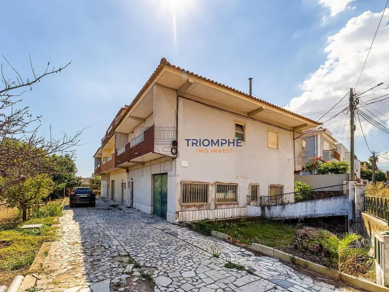 Moradia T3 em banda Famões Investimento