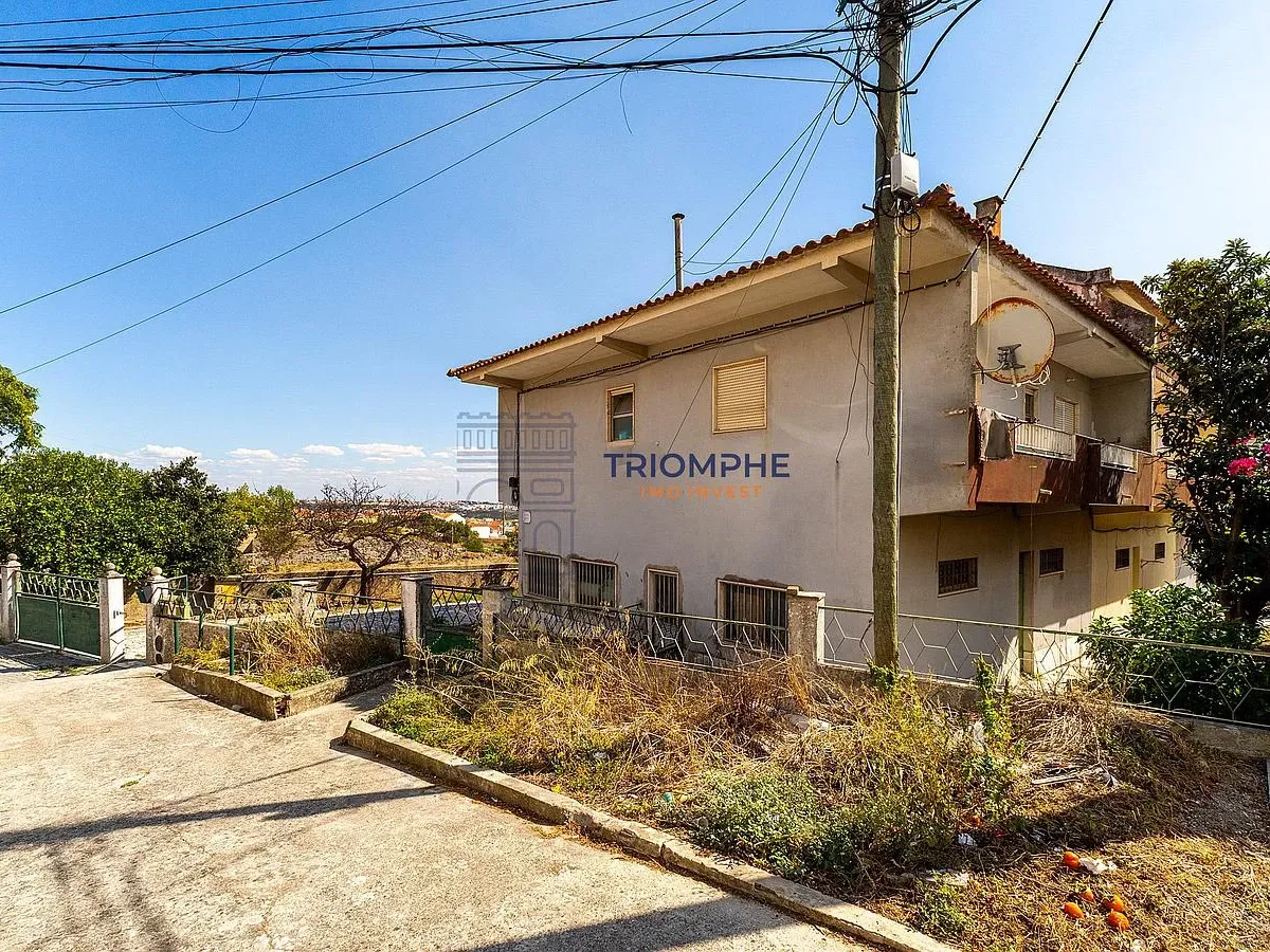 Moradia T3 em banda Famões Investimento