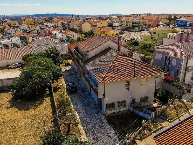 Moradia T3 em banda Famões Investimento