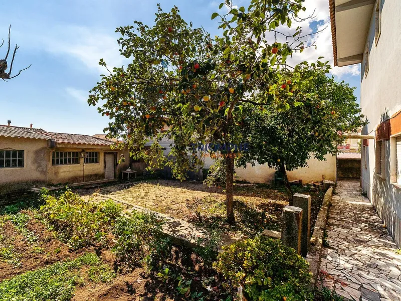 Moradia T3 em banda Famões Investimento