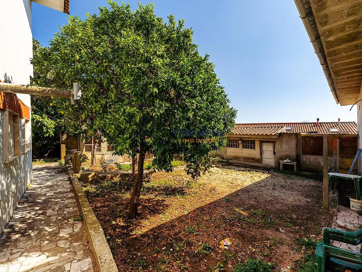 Moradia T3 em banda Famões Investimento