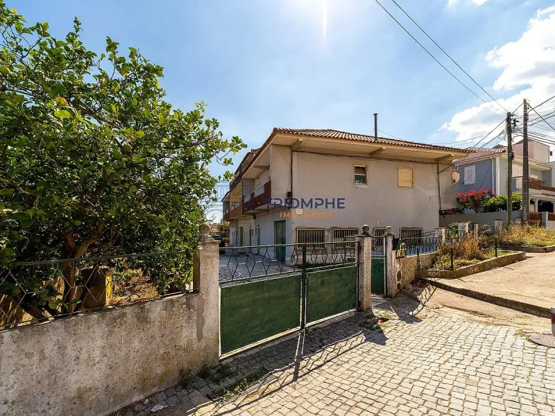 Moradia T3 em banda Famões Investimento