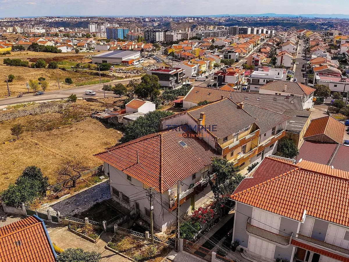Moradia T3 em banda Famões Investimento