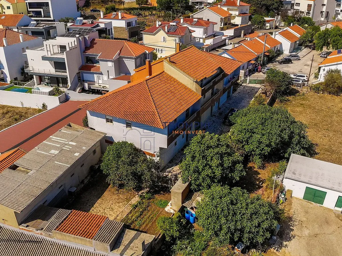 Moradia T3 em banda Famões Investimento