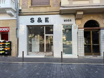 Gros, Plaza Cataluña. Muy comercial.