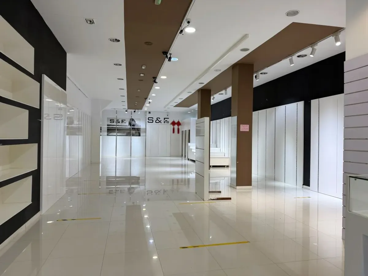 Gros, Plaza Cataluña. Muy comercial.