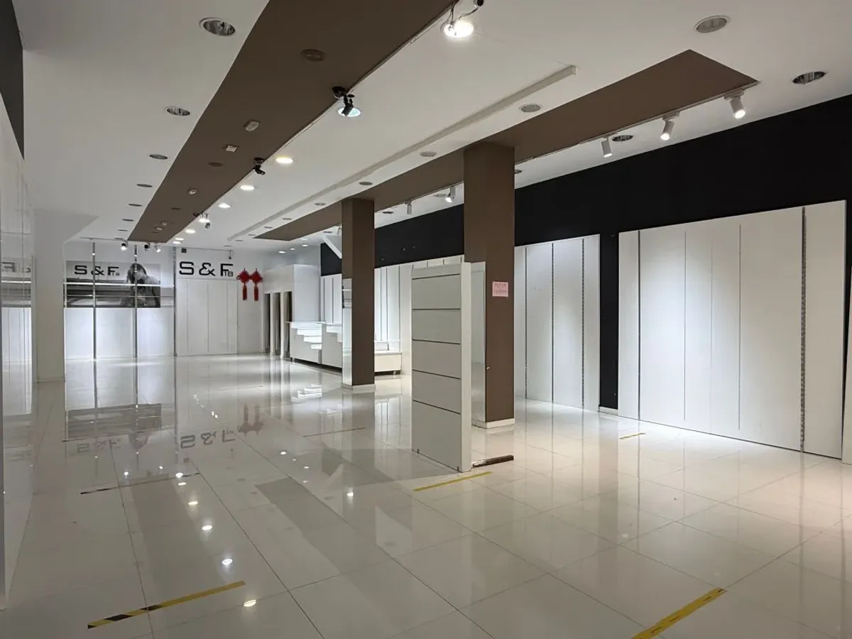 Gros, Plaza Cataluña. Muy comercial.