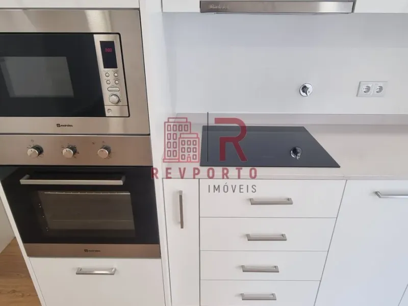 Apartamento T2, Novo, com varanda e garagem dupla