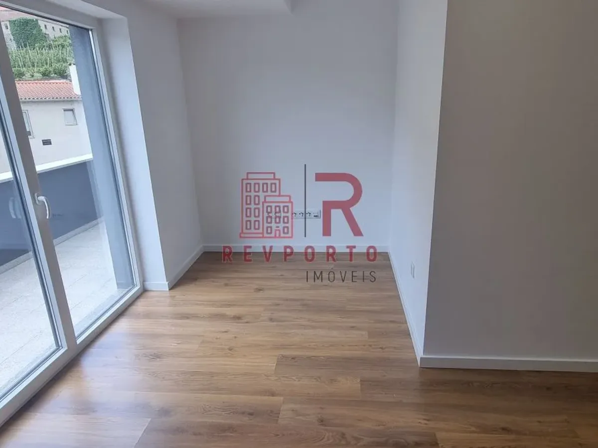 Apartamento T2, Novo, com varanda e garagem dupla