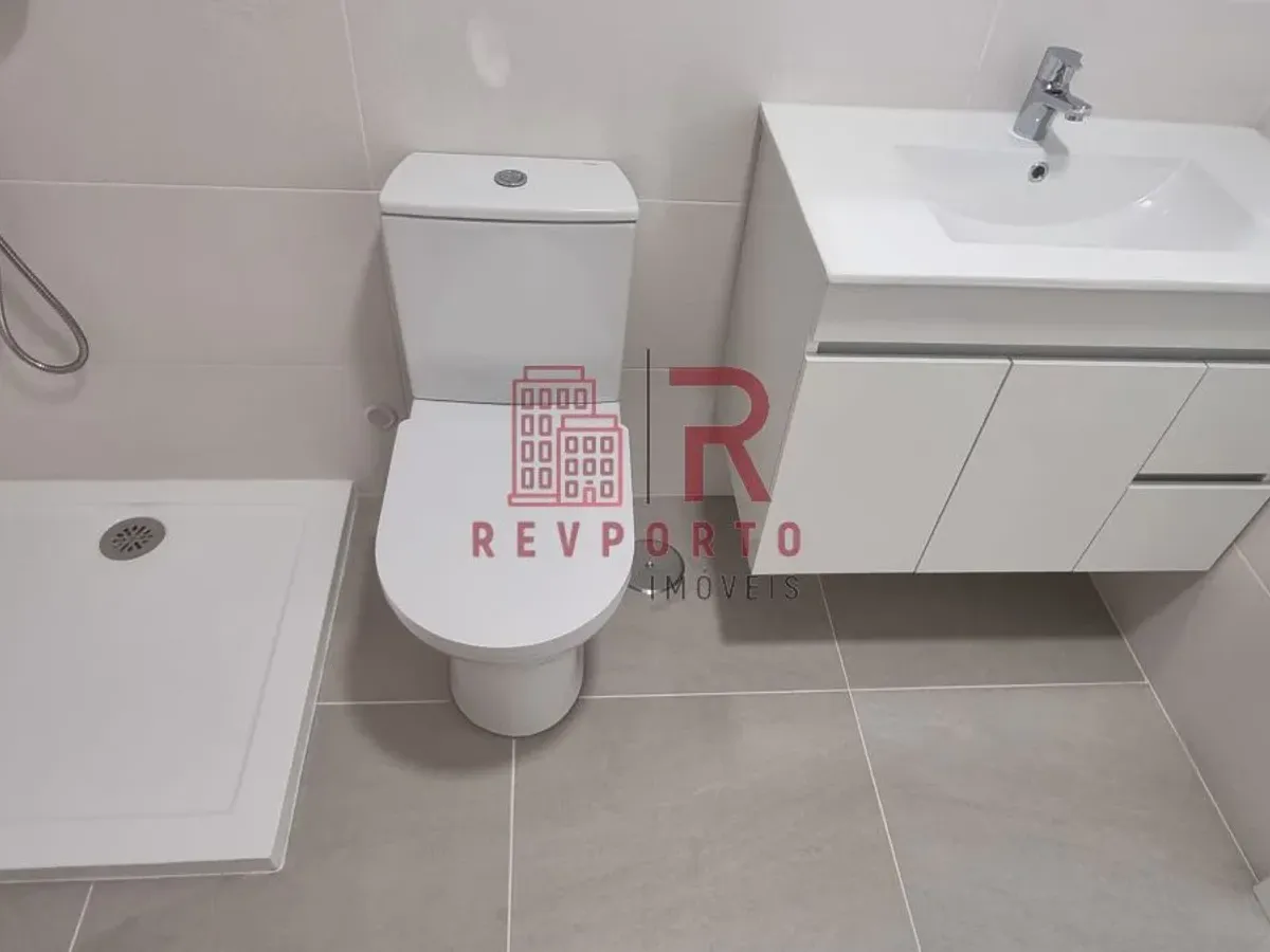 Apartamento T2, Novo, com varanda e garagem dupla