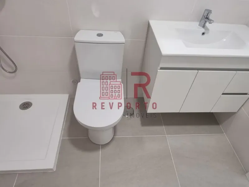 Apartamento T2, Novo, com varanda e garagem dupla