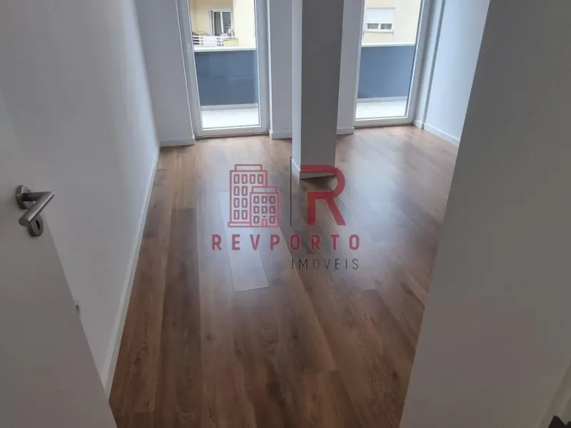 Apartamento T2, Novo, com varanda e garagem dupla