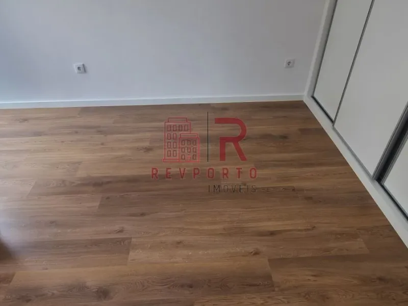 Apartamento T2, Novo, com varanda e garagem dupla