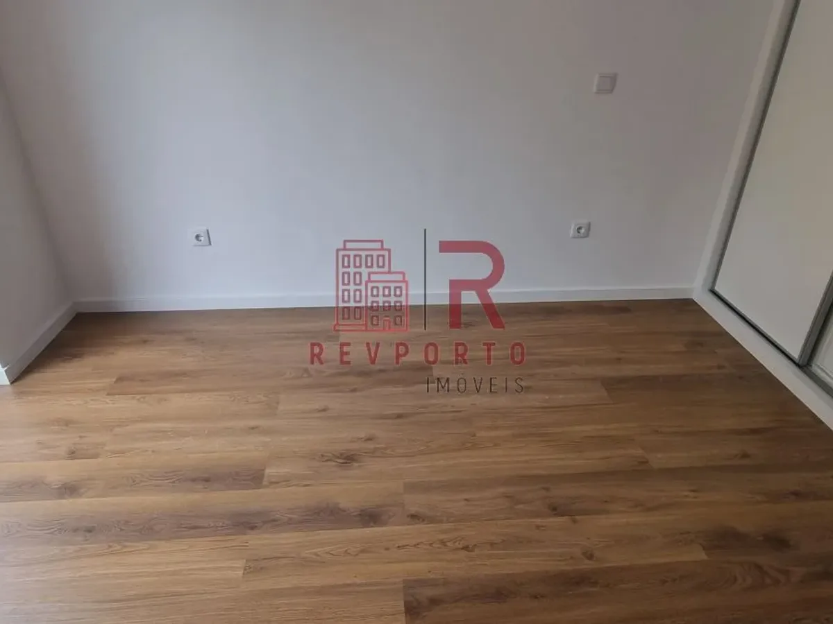 Apartamento T2, Novo, com varanda e garagem dupla