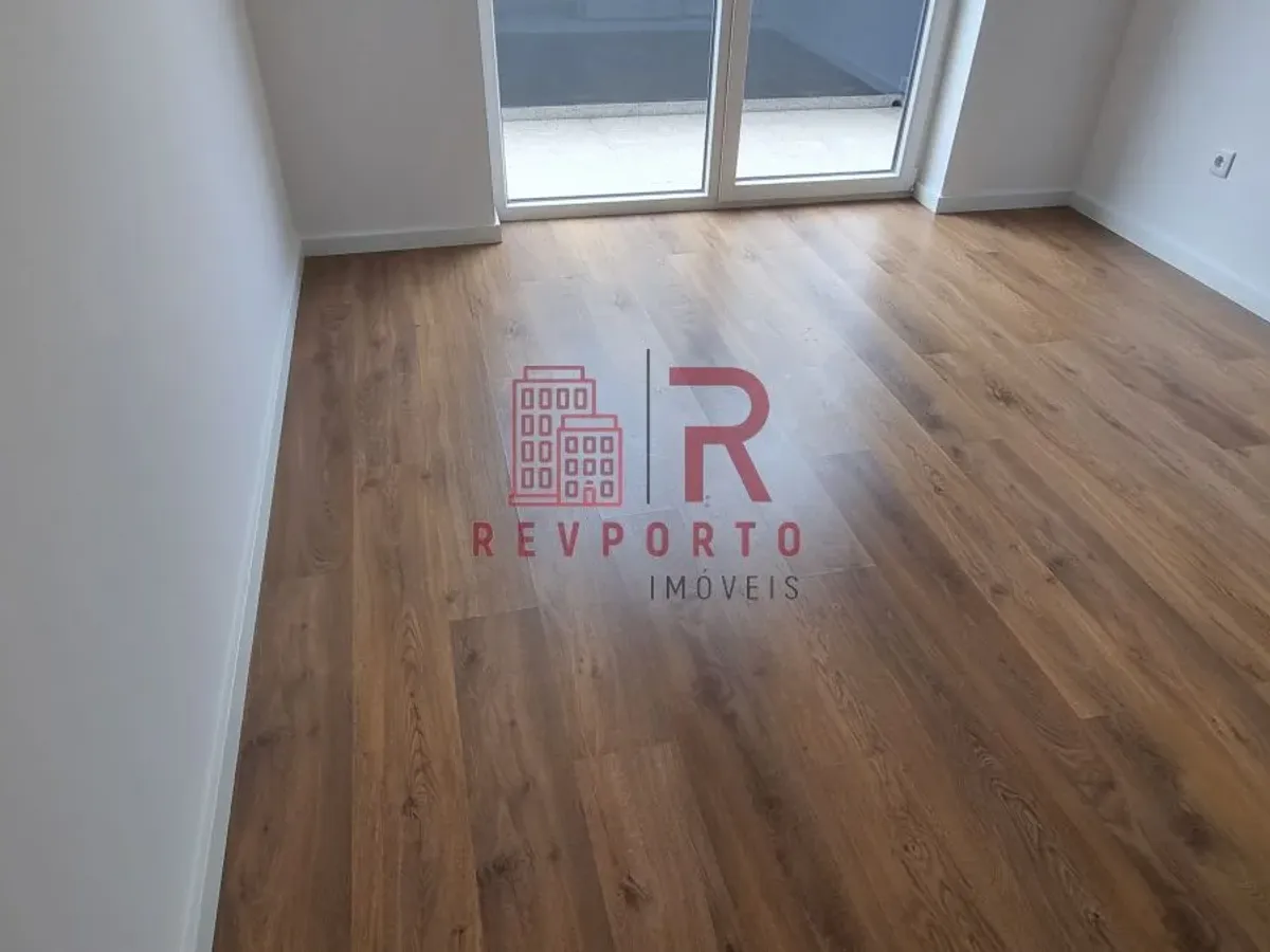 Apartamento T2, Novo, com varanda e garagem dupla